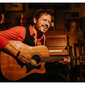Gil folk singer