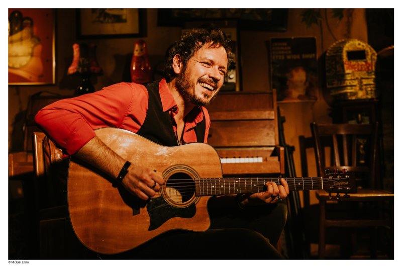 Gil folk singer